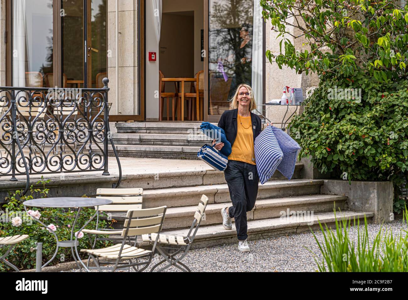 Reinhart Collection gegründet von Oskar Reinhart in Winterthur, Schweiz. Am besten vorbereitet für ein Picknick im Park. Angela Berg begibt sich auf den Weg - den historischen Weg -, auf dem Oskar Reinhart durch seinen Garten spazierte. Heute wurden dort an drei Stellen Plätze unter alten Obstbäumen frei gemäht Stockfoto