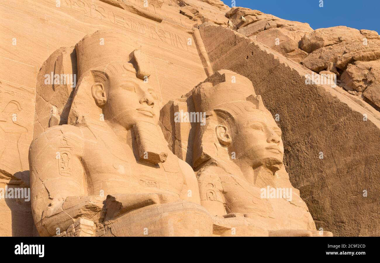 Kolossale Statuen am großen Tempel von Ramesses II, Abu Simbel, Ägypten Stockfoto