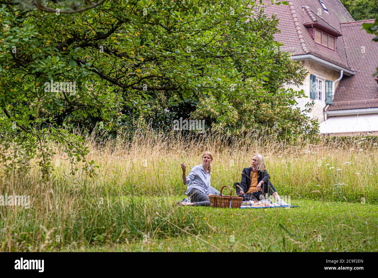 Reinhart Collection gegründet von Oskar Reinhart in Winterthur, Schweiz. Katja Baumhoff, stellvertretende Leiterin der Sammlung Oskar Reinhart, erklärt, wie die Idee zu den Picknickkörben zustande kam Stockfoto