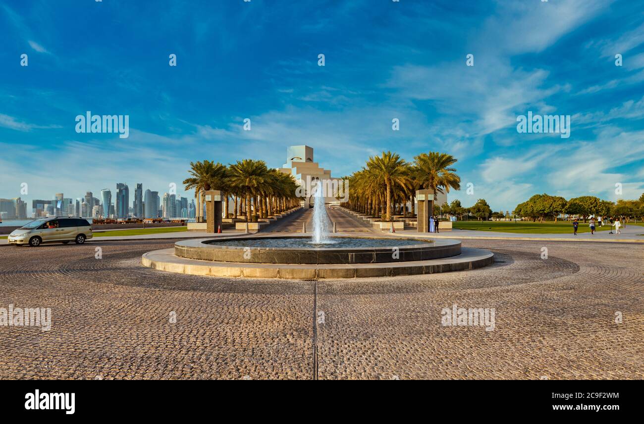 Doha corniche Tageslichtansicht mit Museum der islamischen Kunst und Doha Skyline im Hintergrund und Brunnen im Vordergrund Stockfoto