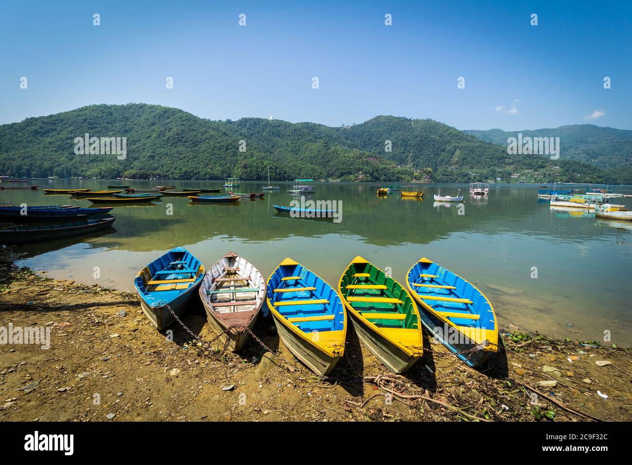 Bunte Boote an der Grenze des Phewa Sees bei Pokhara, Nepal. Stockfoto