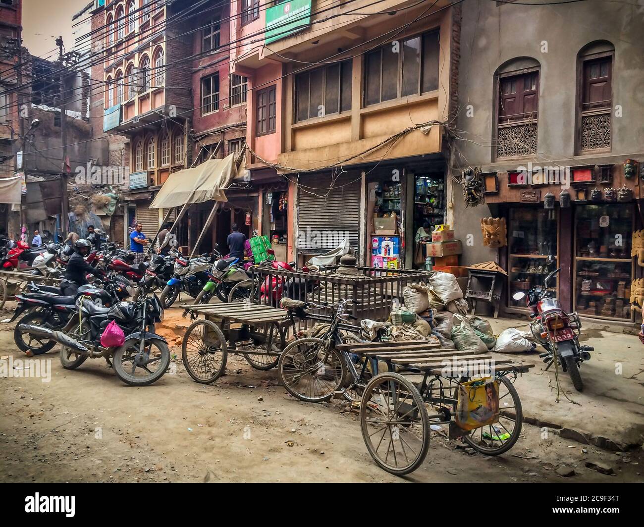 Motorräder auf einer Straße von Kathmandu, Nepal geparkt. Stockfoto
