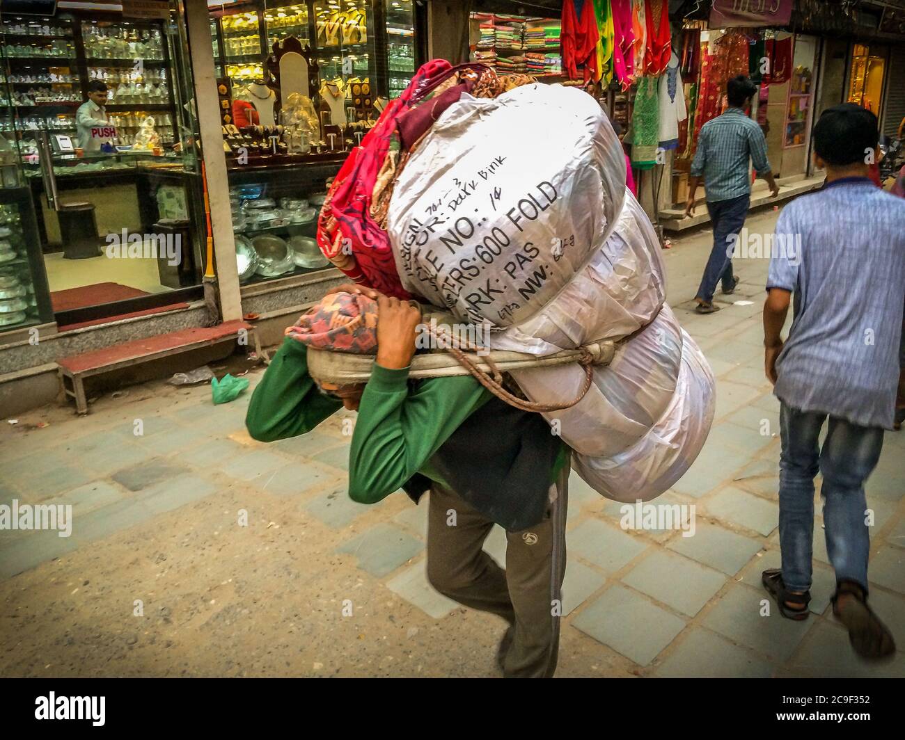 Unidentifizierter Sherpa trägt so viele Dinge auf seinem Rücken in Kathmandu, Nepal. Stockfoto