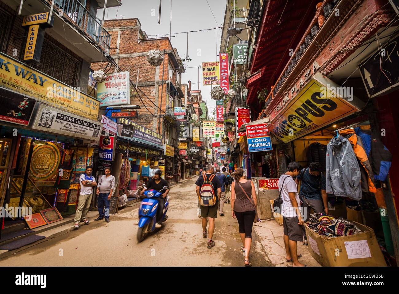 Unbekannte Menschen, die durch die bunten Straßen des Viertels Thamel in Kathmandu, Nepal, wandern Stockfoto