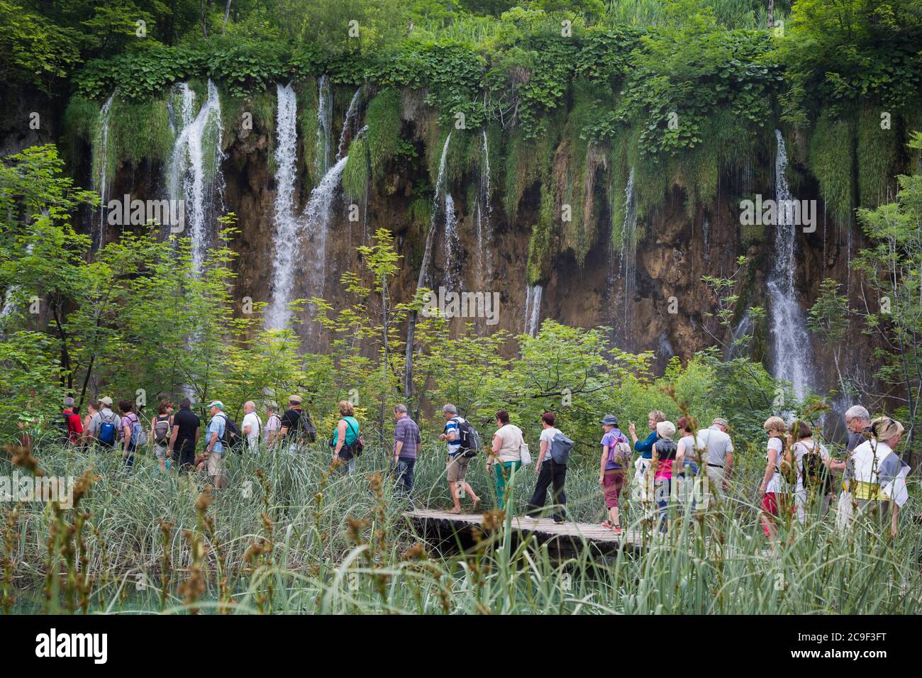 Nationalpark Plitvicer Seen, Lika-Senj County & Karlovac County, Kroatien. Besucher, die auf den hölzernen Gehwegen spazieren, die den Park durchqueren. Stockfoto