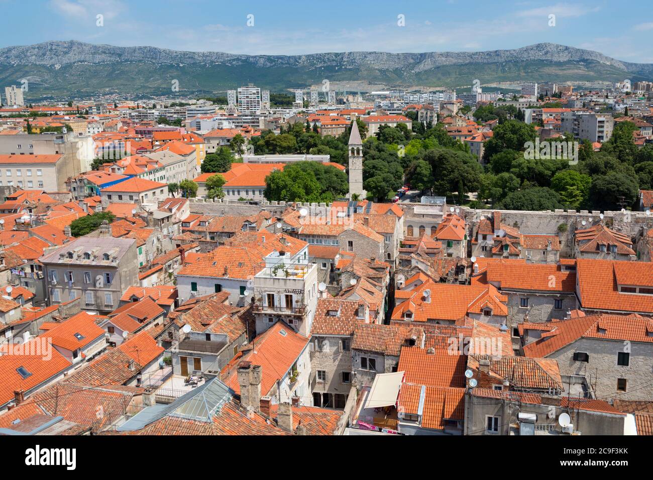 Split, Dalmatinische Küste, Kroatien. Insgesamt eine sehr gute Aussicht von der Dachterrasse. Das historische Zentrum von Split ist ein UNESCO-Weltkulturerbe. Stockfoto