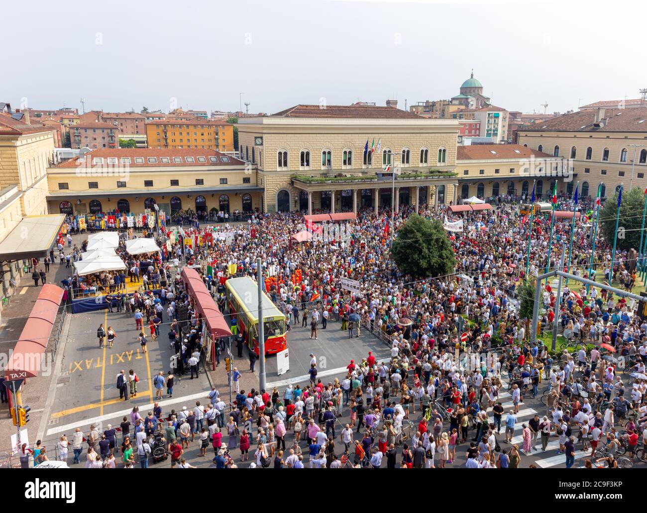 Eine Menge versammelten sich auf dem Platz vor Bologna Centrale Station auf dem Jahrestag der Strage di Bologna (Massaker von Bologna) Stockfoto