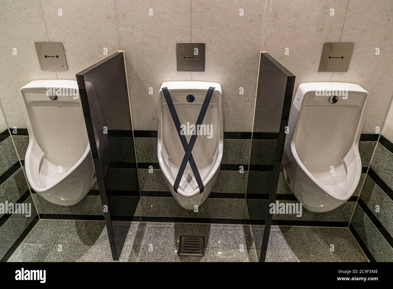 Hygiene Distanzierendes öffentliches Badezimmer in Zürich, Schweiz Stockfoto