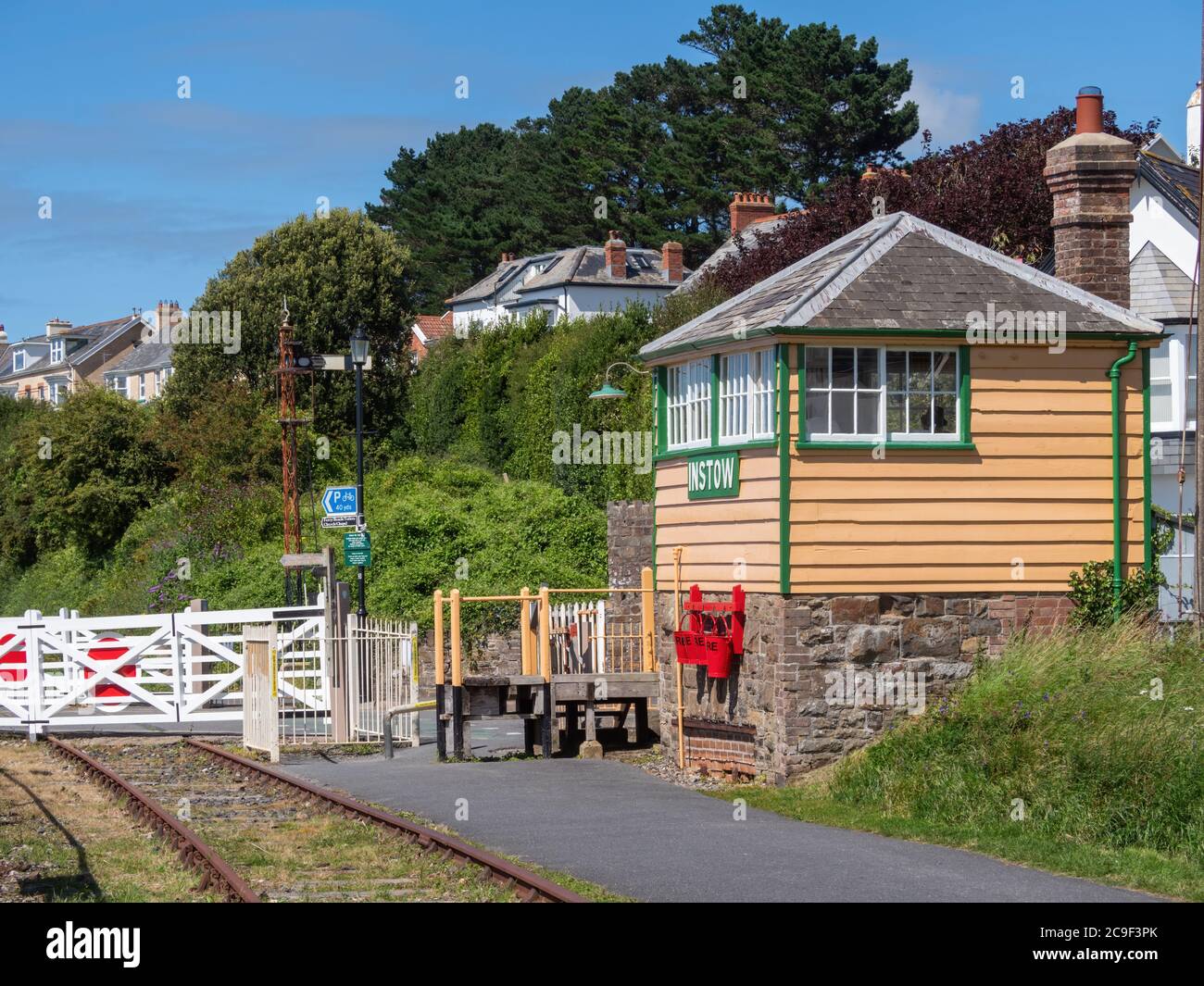 INSTOW, DEVON, Großbritannien - JULI 28 2020: Alte Eisenbahnsignalbox auf S W Coast Path. Stockfoto