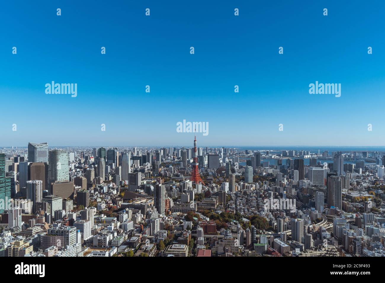 Tokyo City Downtown Wolkenkratzer mit Tokyo Tower im mittleren Stadtbild Stockfoto