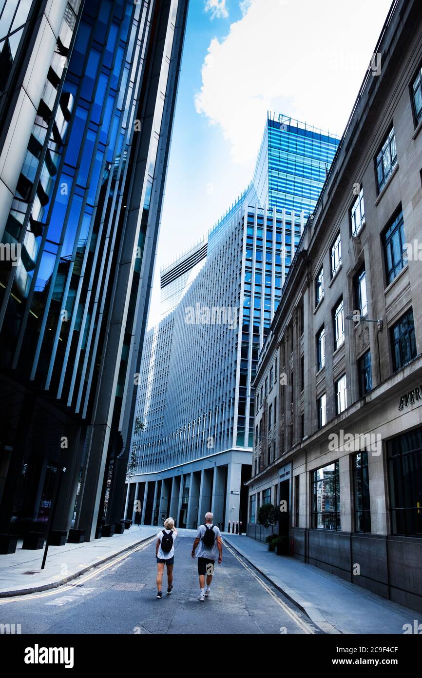 2 Personen zu Fuß in der City of London, Großbritannien Stockfoto