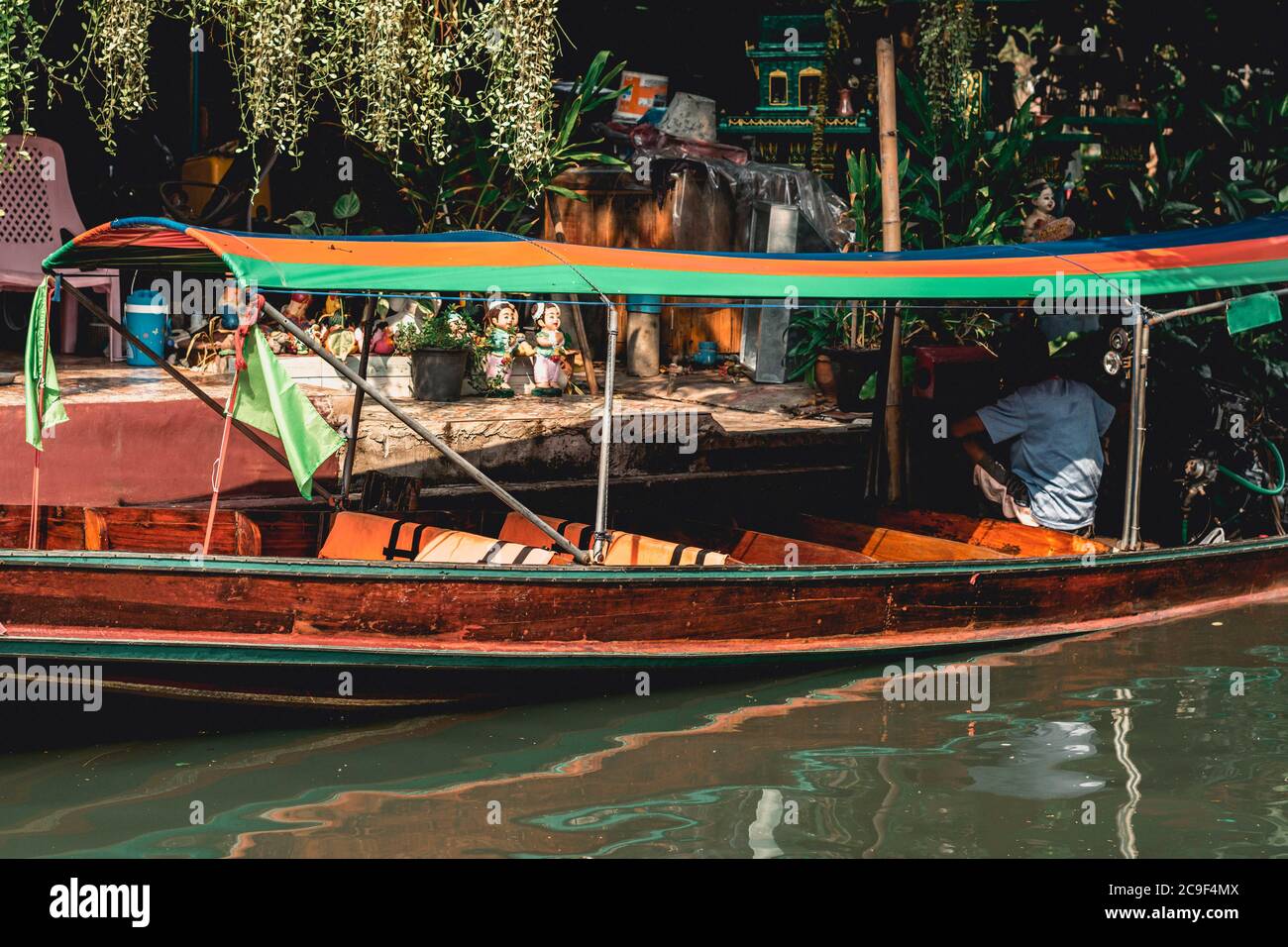 Thailändische Männer in einem Boot auf Taling Chan Floating Market in der Nähe von Bangkok, Thailand. Stockfoto