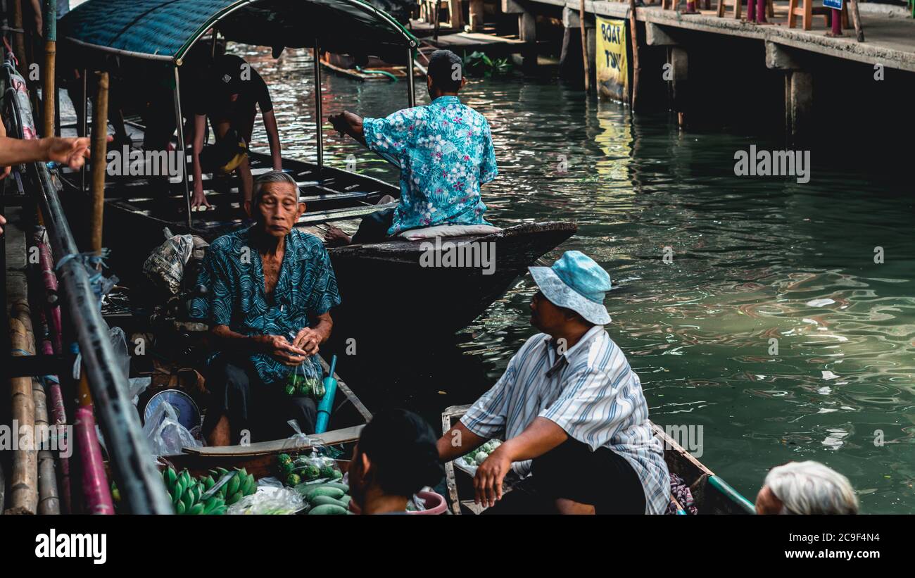 Thai Leute verkaufen thai-Essen in Taling Chan Floating Market in der Nähe von Bangkok, Thailand. Stockfoto