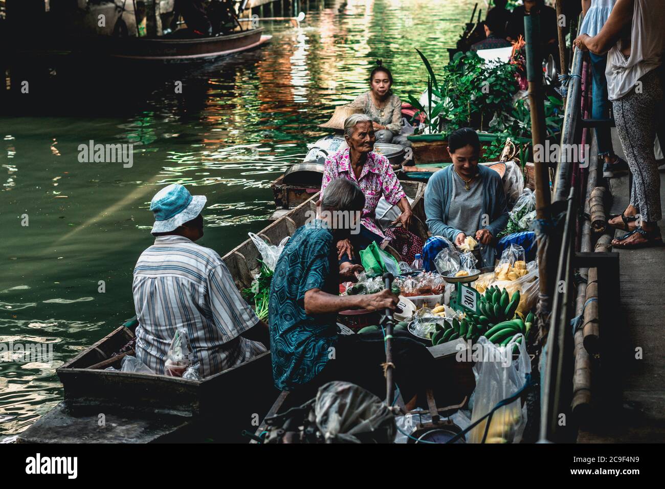 Thai Leute verkaufen Lebensmittel in Taling Chan Floating Market in der Nähe von Bangkok, Thailand. Stockfoto