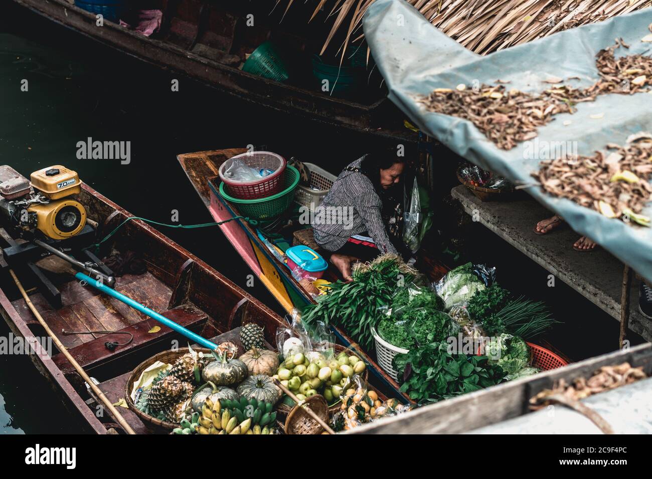 Thailändische Verkäuferin für Obst und Gemüse auf dem Floating Market Taling Chan in der Nähe von Bangkok, Thailand. Stockfoto