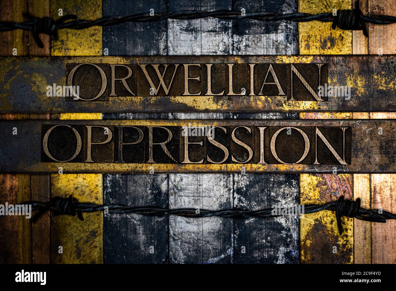 Orwellian Unterdrückung Text gebildet mit echten authentischen Schriftsatz Buchstaben auf vintage texturierten Silber Grunge Kupfer und Gold Hintergrund Stockfoto