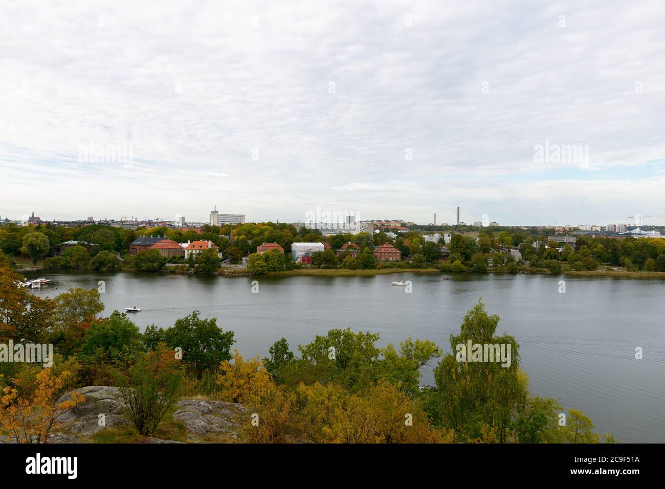 Blick auf Park und See gegen schönen Himmel in Stockholm Schweden Stockfoto