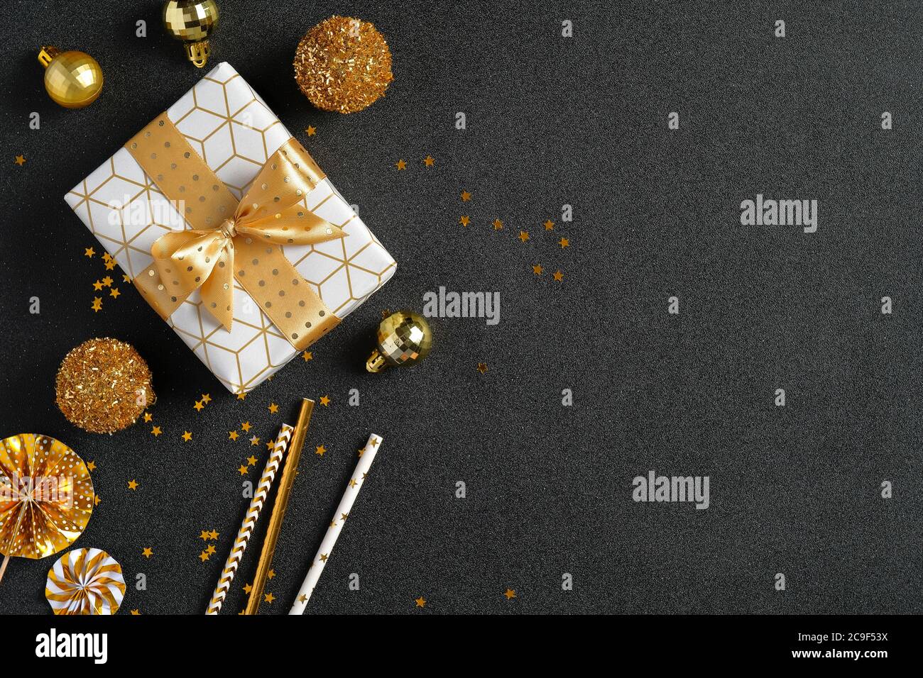 Weihnachten Luxus Geschenk und goldene Dekorationen auf schwarzem Hintergrund. Flach liegend, Draufsicht. Weihnachtsverkauf Banner Design, Grußkarte mockup Stockfoto