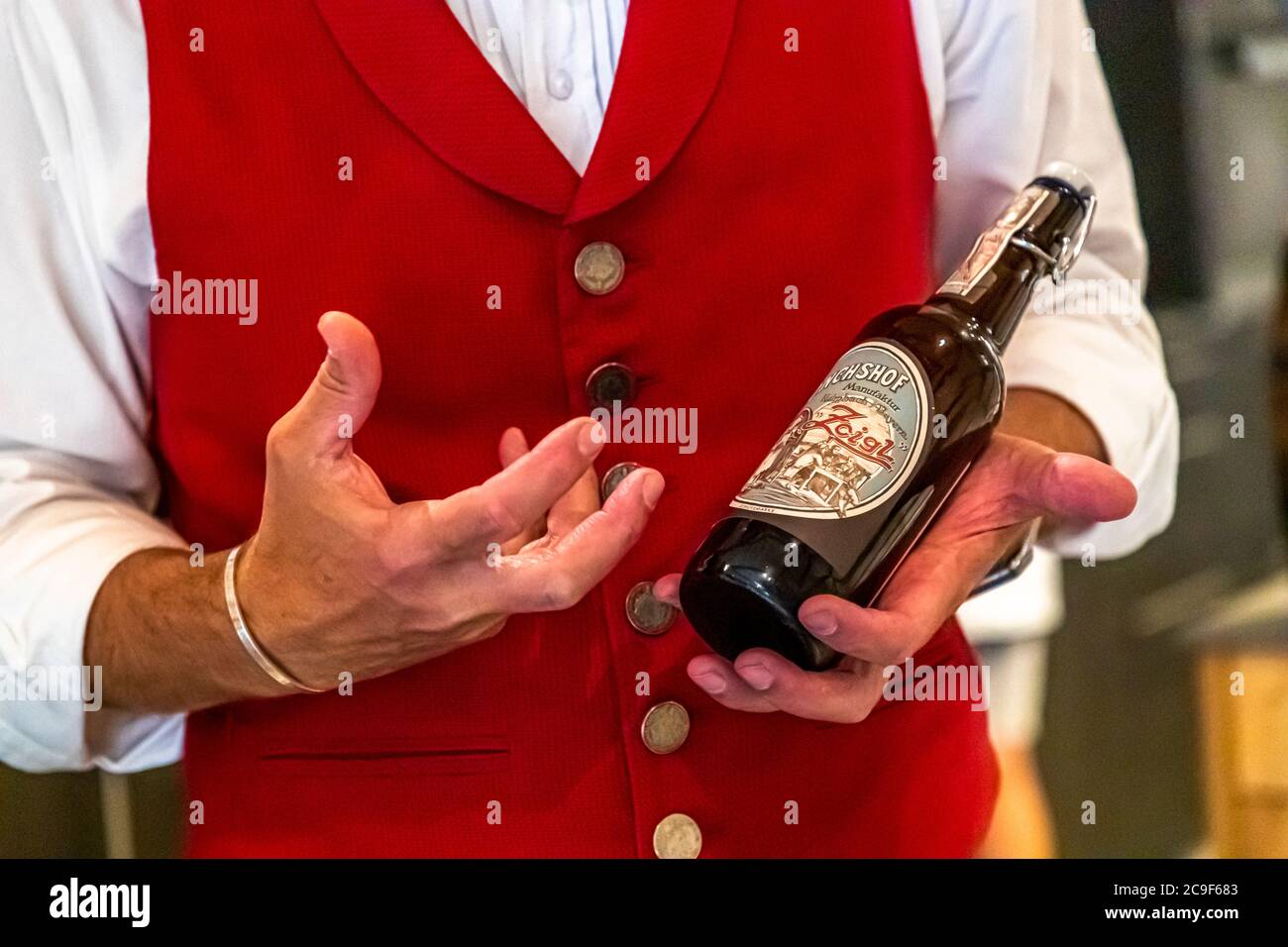 Auch verschiedene Großbrauereien wollen von der oberpfälzischen Zoigl-Tradition profitieren, indem sie ihr Kellerbier als Zoigl-Bier anbieten. Bierverkostung mit Bier-Sommelier in Kemnath-Waldeck, Deutschland Stockfoto