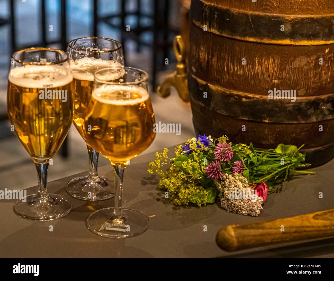 Bierfass aus Holz, frisch mit einem Holzhammer geschlagen. Bierverkostung mit Bier-Sommelier in Kemnath-Waldeck, Deutschland Stockfoto