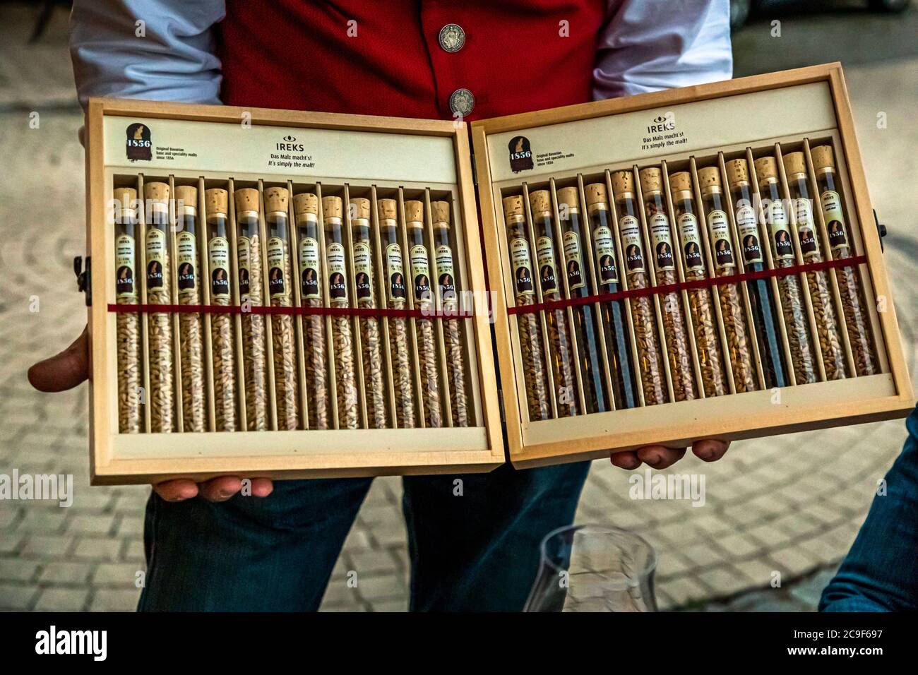 Bier-Sommelier präsentiert Malzsammlung in Kemnath-Waldeck, Deutschland Stockfoto