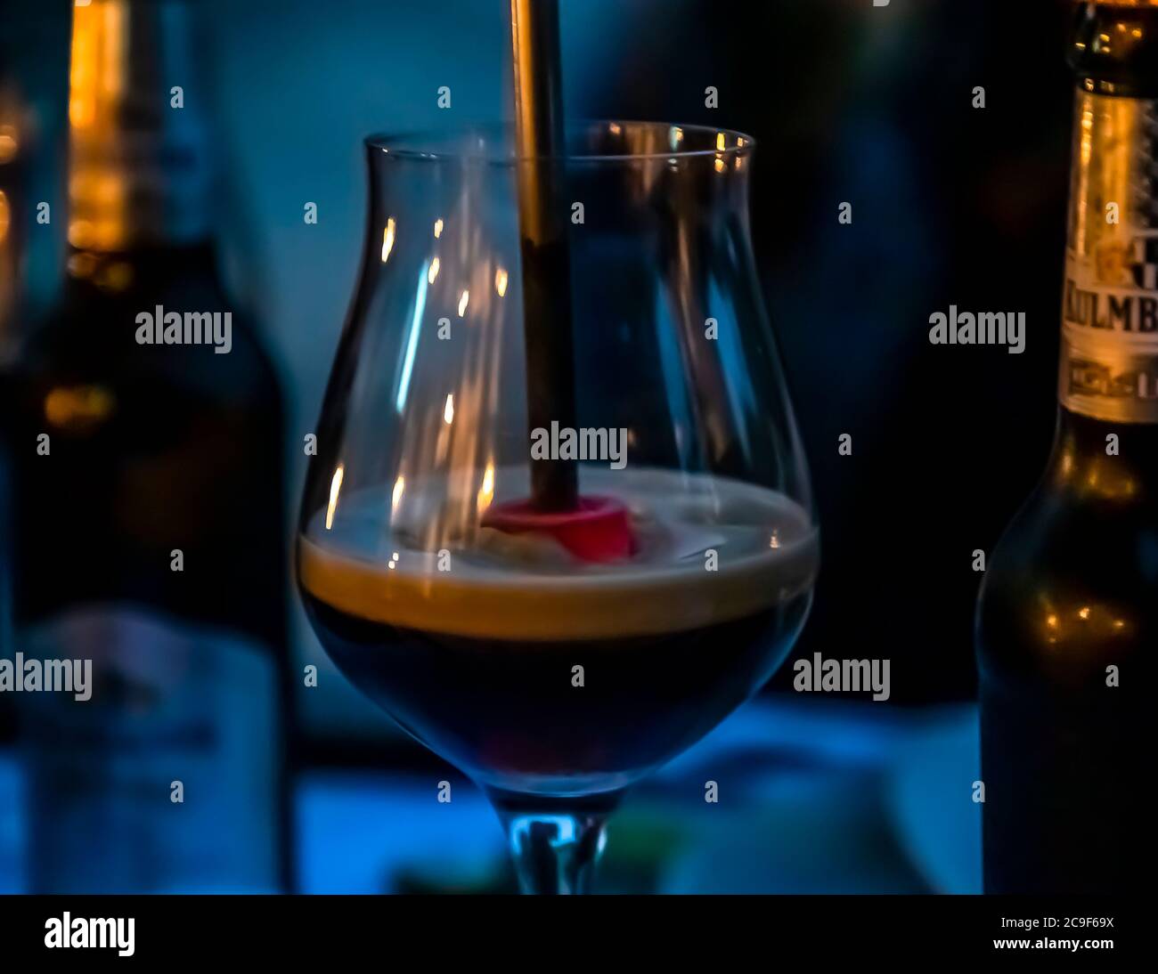 Bierverkostung mit glühendem Rührkadel in Kemnath-Waldeck, Deutschland. Heißes Finale: Ein Eisbock-Bier Stockfoto