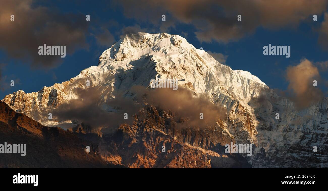 Mount Annapurna Süden bei Sonnenaufgang, Nepal, Himalaya Stockfoto