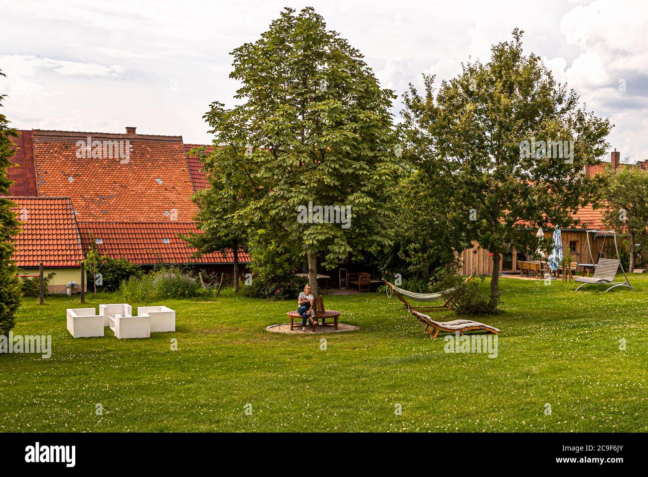 Hollerhoefe in Kemnath-Waldeck, Deutschland. Seminarräume und Ruhebereiche im Freien Stockfoto