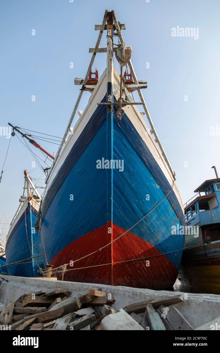 Der Bug eines riesigen alten Holzbootes, gebaut in der traditionellen Weise, im Hafen der Stadt Jakarta. Wird verwendet, um alle Arten von Waren zwischen Stockfoto