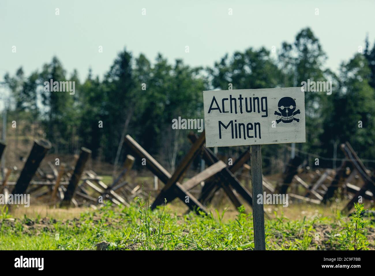 Deutsche Landminen Warnschild im Park Patriot, Kubinka, Moskauer Gebiet. Stockfoto