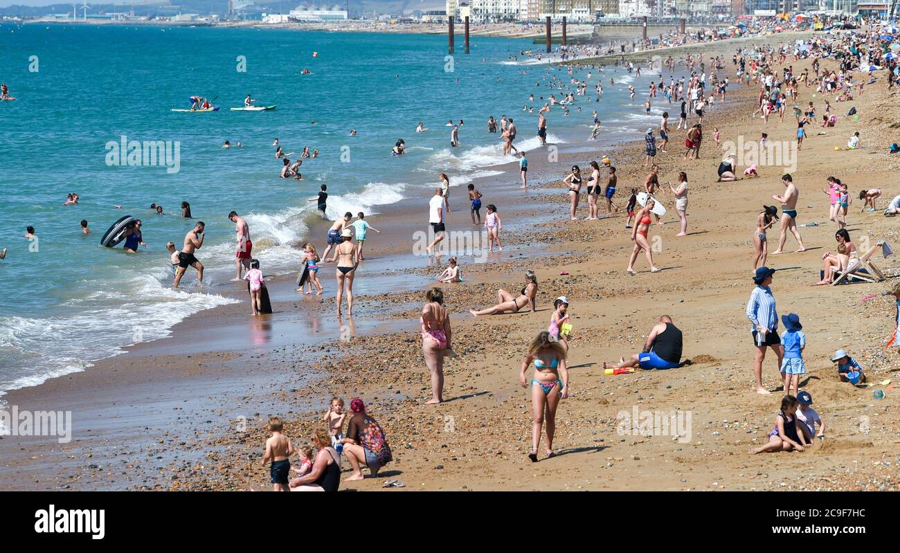 Brighton UK 31. Juli 2020 - die Massen strömen heute an dem Strand von Brighton an, der voraussichtlich der heißeste Tag des Jahres sein wird, mit Temperaturen, die im Südosten weit über 30 Grad erreichen werden. Das Wetter wird dann über das Wochenende abkühlen: Credit Simon Dack / Alamy Live News Stockfoto