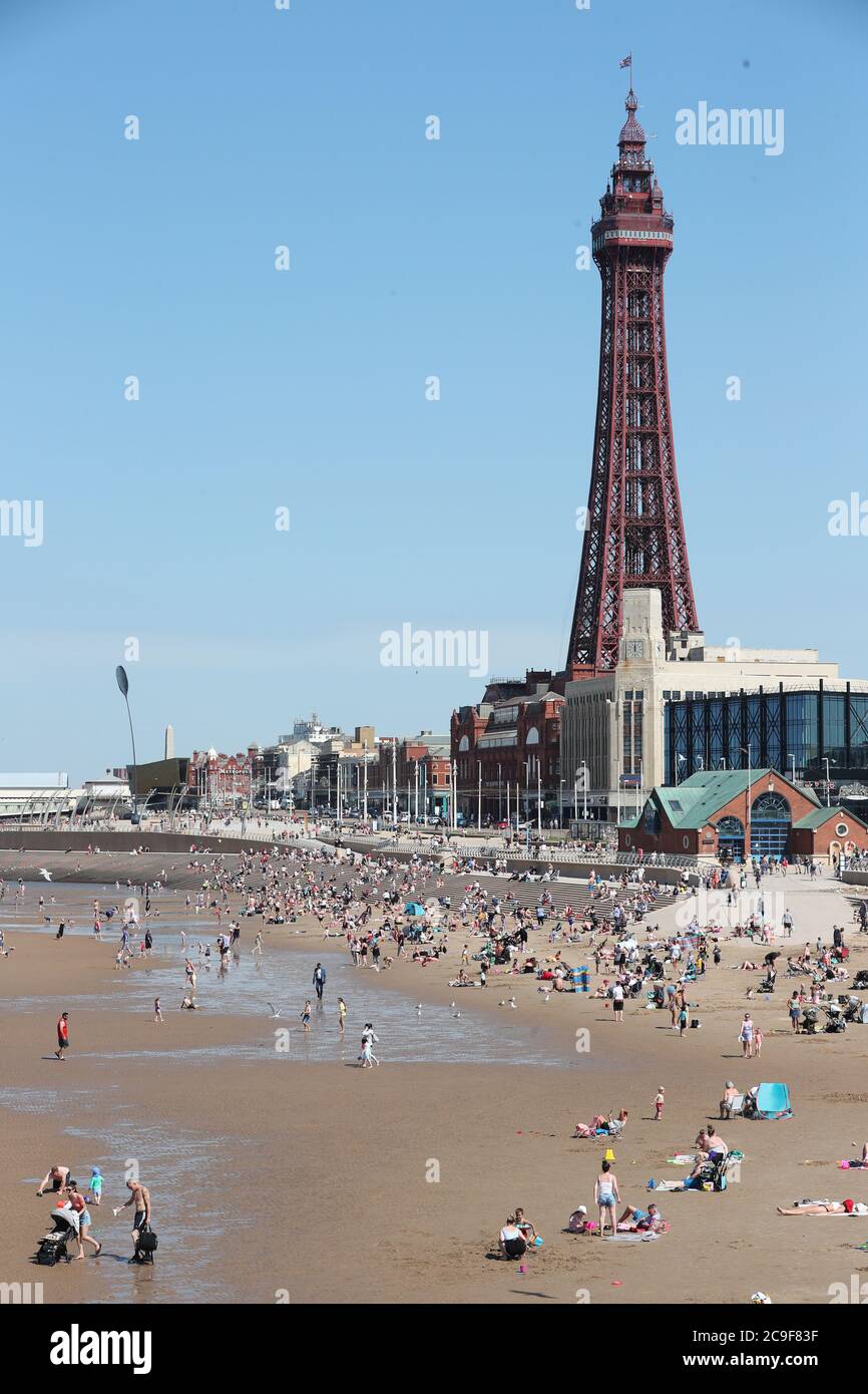 Die Menschen genießen das heiße Wetter am Blackpool Beach. Das Met Office sagt, es erwartet, dass Freitag der heißeste Tag des Jahres bisher mit Temperaturen sogar bis in 35C (95F) im Großraum London. Stockfoto