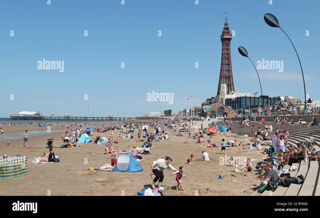 Die Menschen genießen das heiße Wetter am Blackpool Beach. Das Met Office sagt, es erwartet, dass Freitag der heißeste Tag des Jahres bisher mit Temperaturen sogar bis in 35C (95F) im Großraum London. Stockfoto