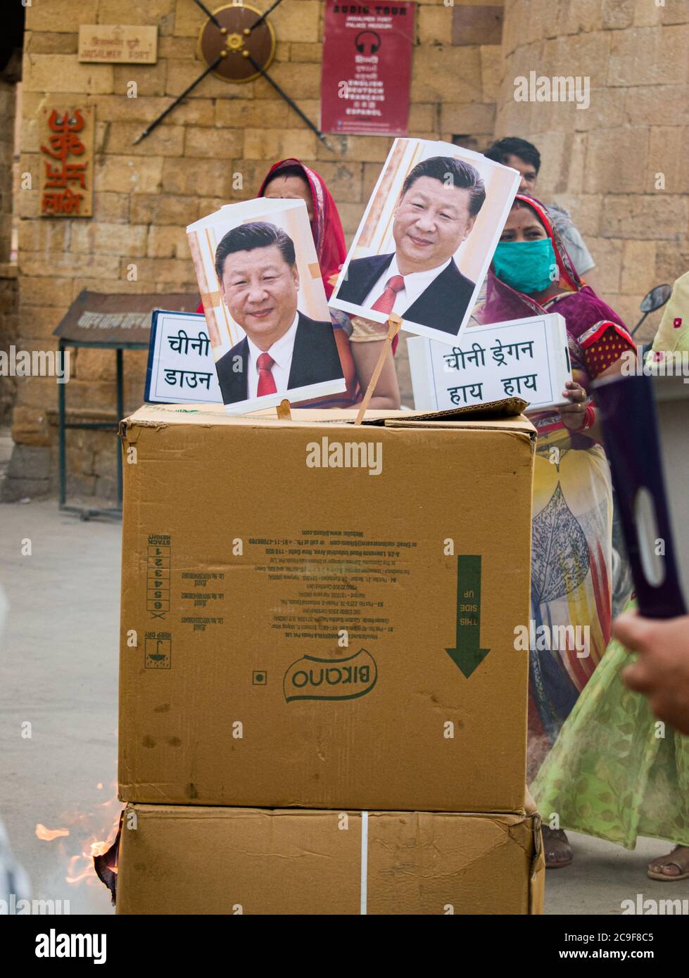 Gruppe von weiblichen Protestierenden protestiert mitten auf der Straße für Boykott chinesischen Produkten und Dienstleistungen in Jaisalmer Stockfoto