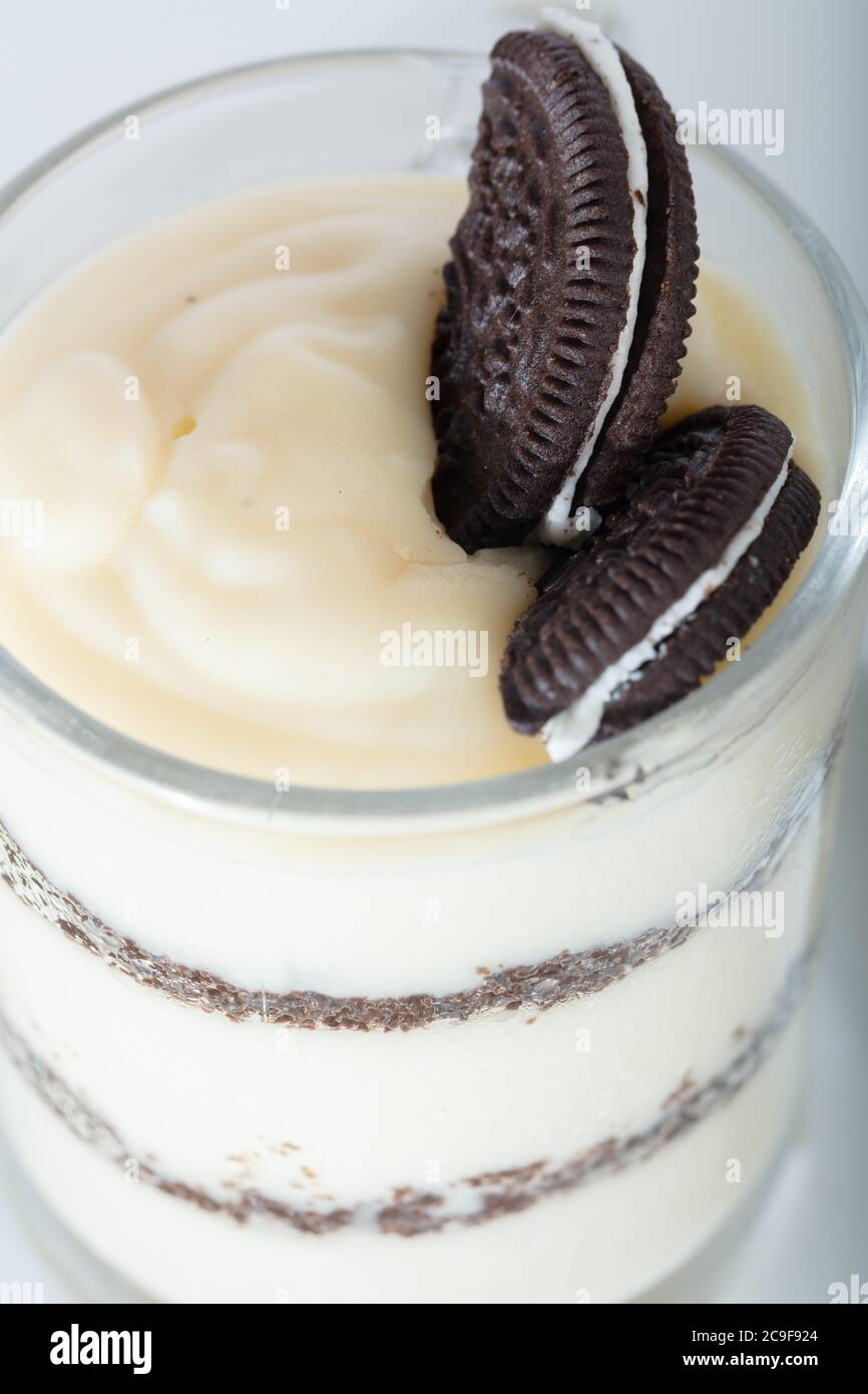Köstliche Magnolia, oreo, Stück Schokolade im Glas Kaffee Stockfoto