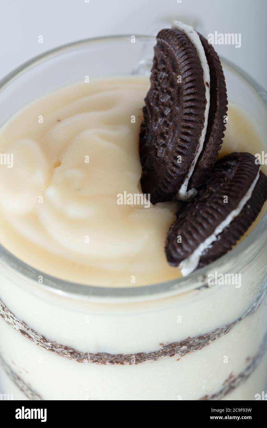 Köstliche Magnolia, oreo, Stück Schokolade im Glas Kaffee Stockfoto
