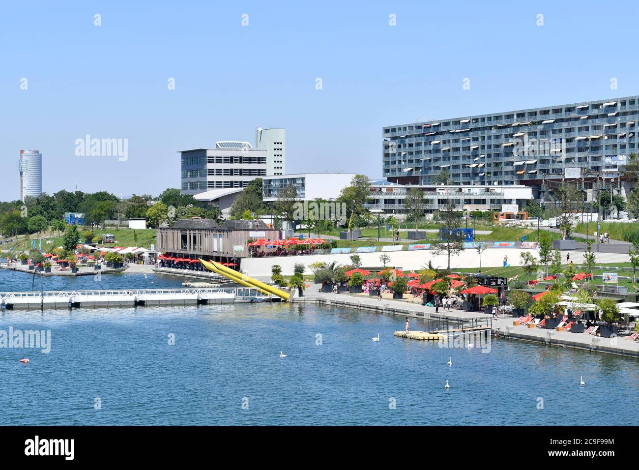 Wien, Österreich. Juli 2020, 31. Ein heißer Sommertag mit Temperaturen bis zu 34 Grad Celsius am CopaBeach auf der Donauinsel in Wien. Quelle: Franz Perc / Alamy Live News Stockfoto