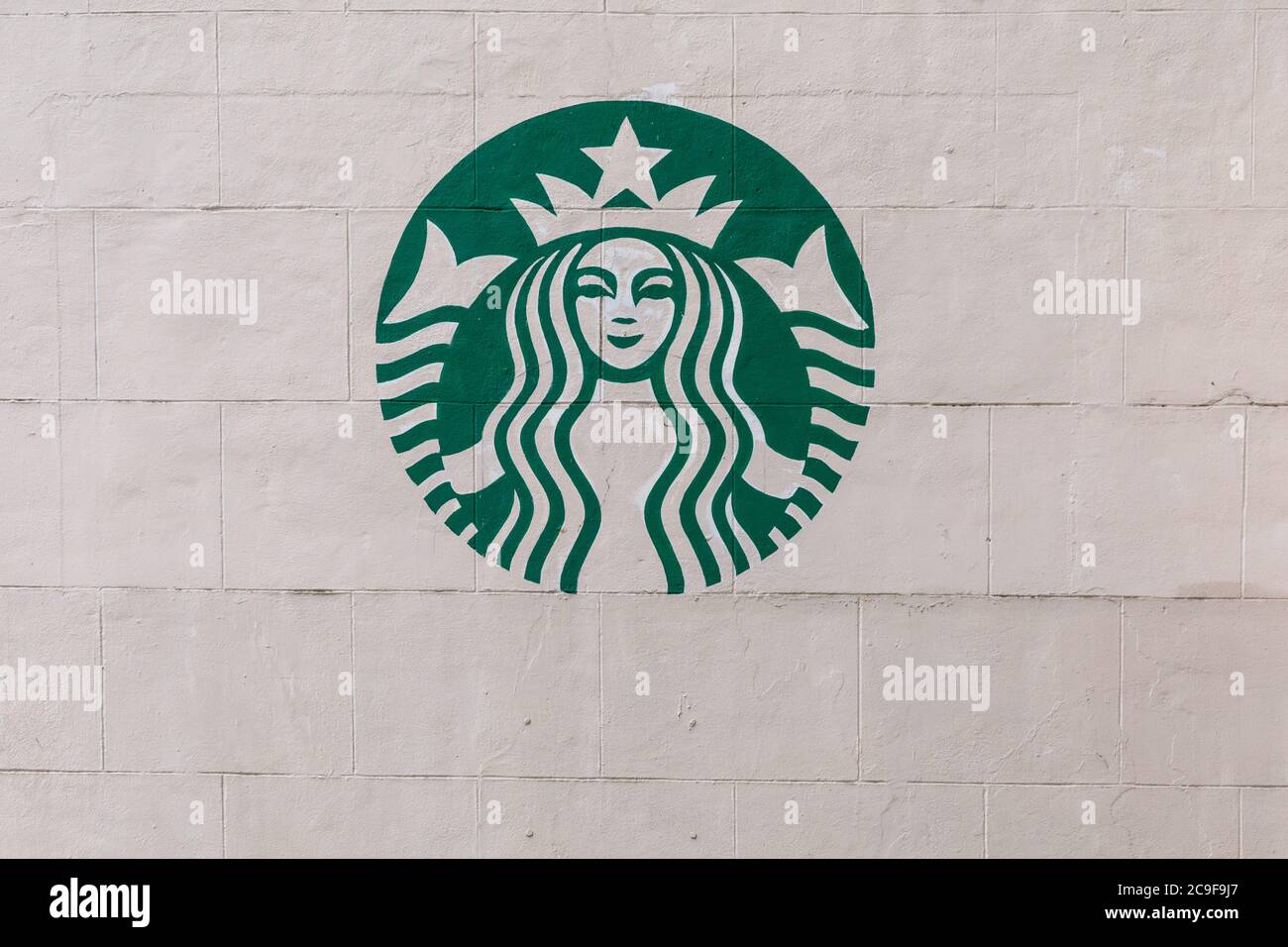 Logo der Starbucks Kaffeekette an der schlichten Wand, London, Großbritannien Stockfoto