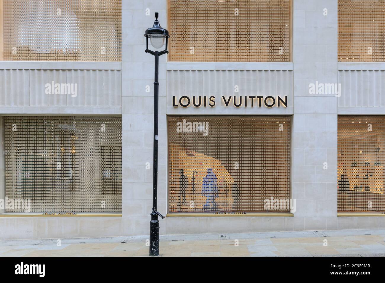 Das Flagship-Store der Luxusmarke Louis Vuitton befindet sich in der New Bond Street, Mayfair, London, England, Großbritannien Stockfoto