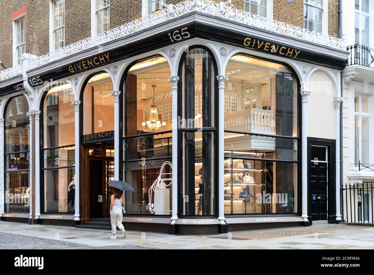 Außenansicht des Givenchy-Flagship-Stores der Luxusmarke in der New Bond Street, Mayfair, London, England, Großbritannien Stockfoto