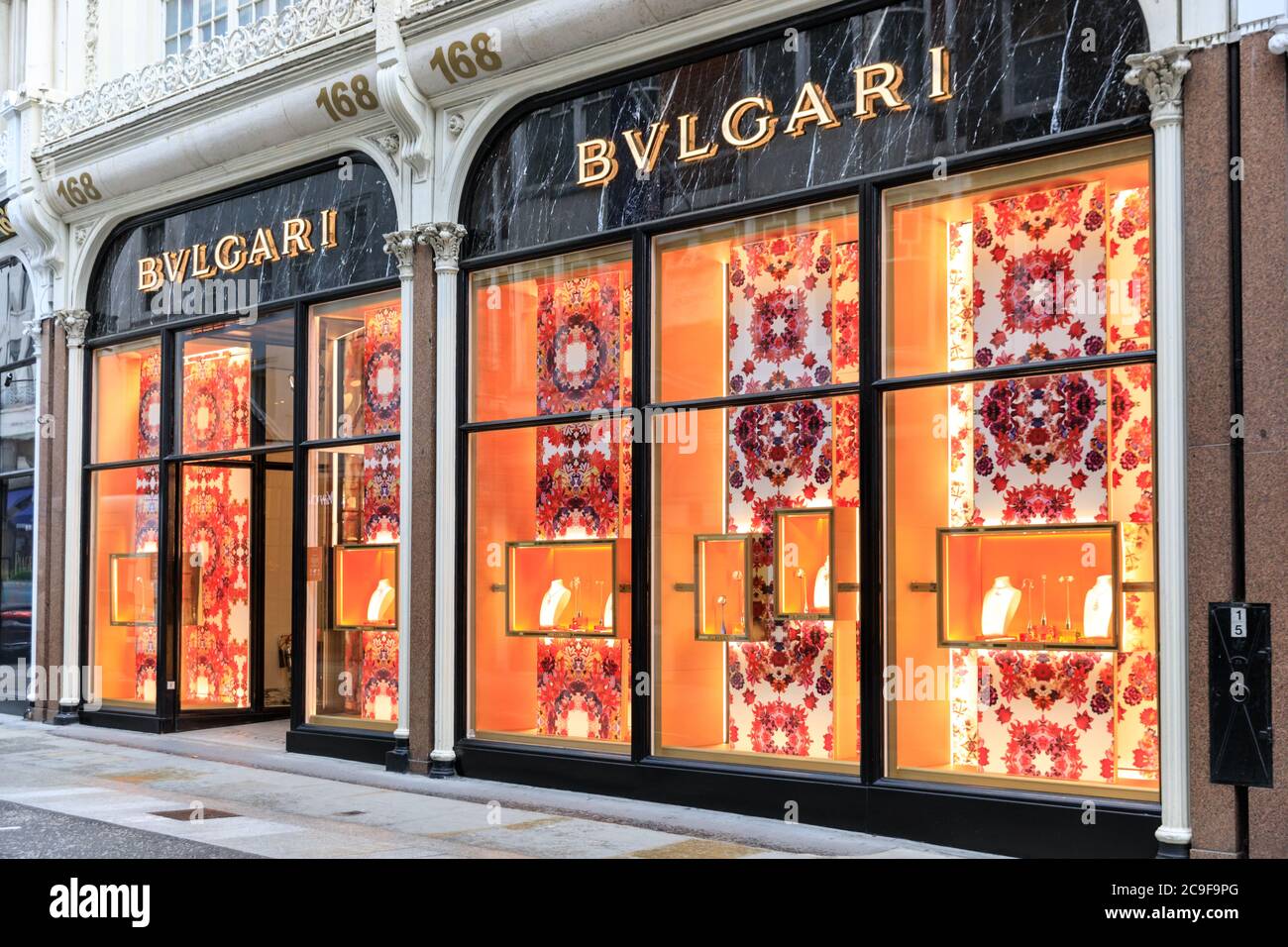Außenansicht des Flagship-Stores der Luxusmarke Bulgari in New Bond Street, Mayfair, London, England, Großbritannien Stockfoto