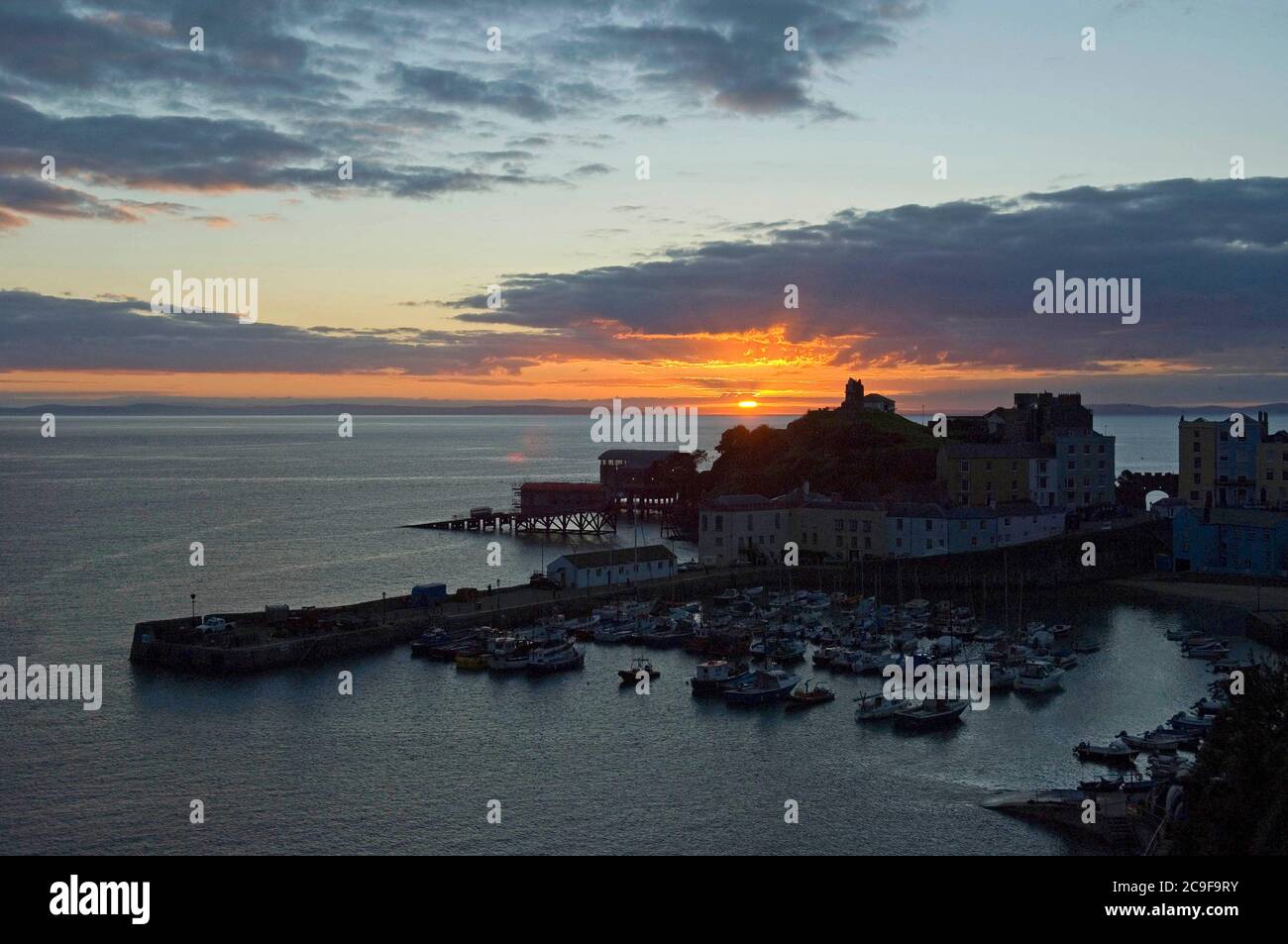 Die Sonne geht über dem Hafen im Badeort Tenby in South West Wales, Großbritannien, auf. Stockfoto