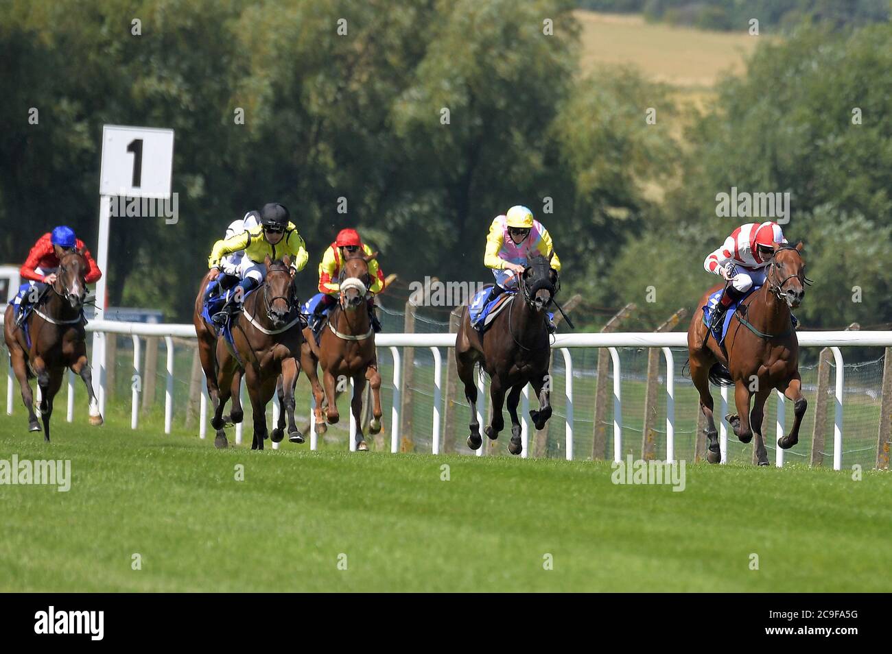 Mirror Kisses, geritten von Jockey George Bass (zweiter links) auf dem Weg zum Sieg der britischen Hengststuds EBF Maiden Stakes auf der Pontefract Racecourse. Stockfoto