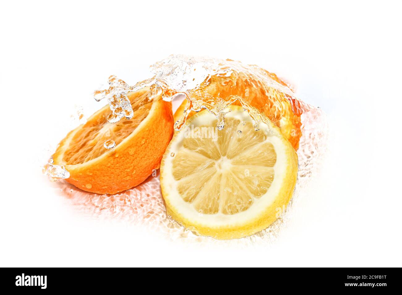 Orange Scheiben Ins Wasser Zu Fallen Nah Makro Spritzwasser Blasen Schwarzer Hintergrund Stockfotografie Alamy
