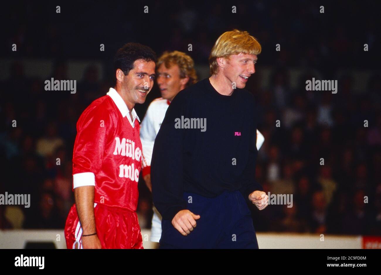 Tennis Gala zugunsten der Tore-Meinecke-Stiftung auf dem Rothebaum in Hamburg, Deutschland 1990, Gaststar: Boris Becker beim Fußball Stockfoto