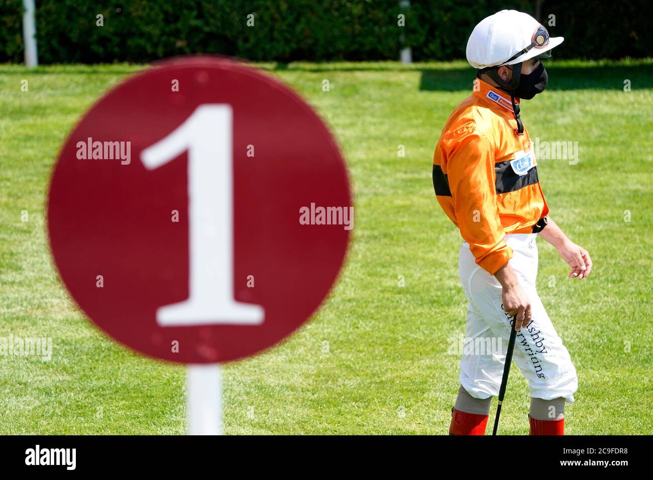 Andrea Atzeni macht sich am vierten Tag des Goodwood Festivals auf der Goodwood Racecourse, Chichester, auf den Weg zum Paradering. Stockfoto