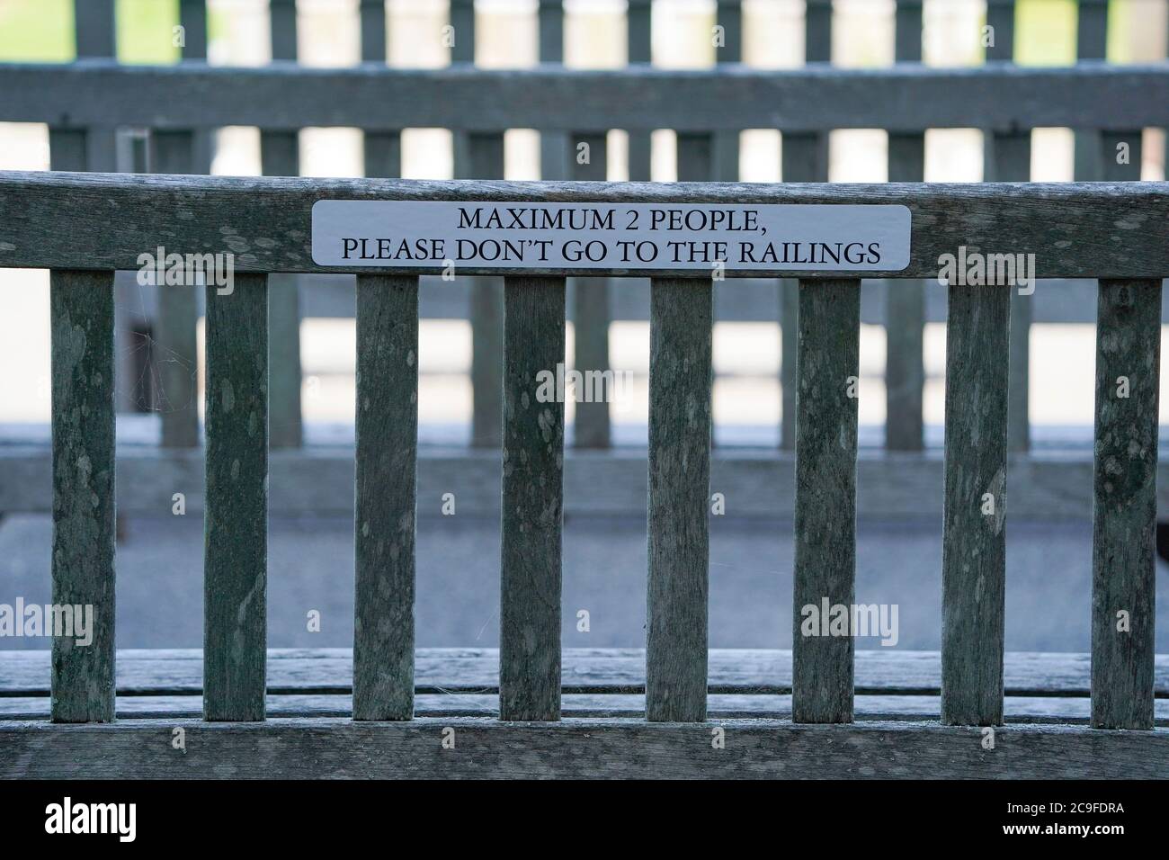 Ocial Distanzing Notice on a Bank during day Four of the Goodwood Festival at Goodwood Racecourse, Chichester. Stockfoto