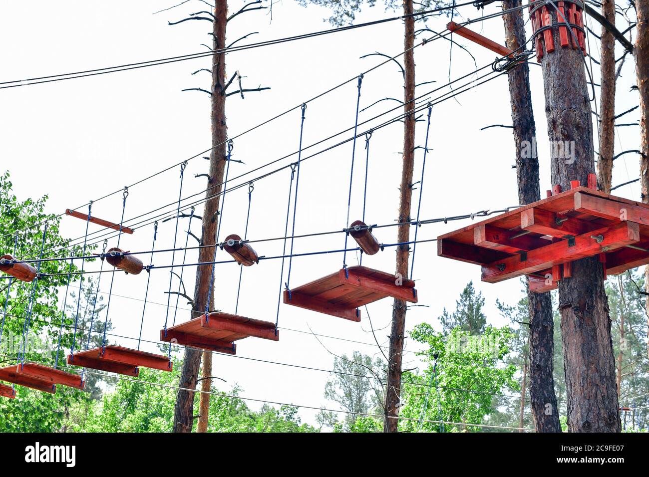 Seilstadt. Aktiver Familienurlaub im Freien. Elemente einer Seilstadt im Park. Stockfoto