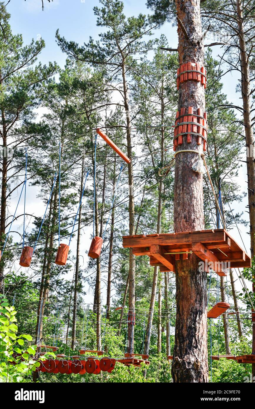 Seilstadt. Aktiver Familienurlaub im Freien. Elemente einer Seilstadt im Park. Stockfoto