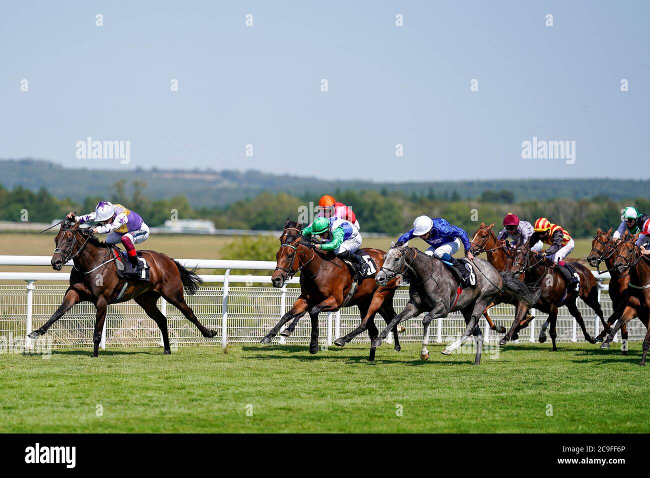 Ein Meister, der von Tom Marquand (zweiter links) geritten wird, gewinnt die Saint Clair Oak Tree Stakes am vierten Tag des Goodwood Festivals auf der Goodwood Racecourse, Chichester. Stockfoto